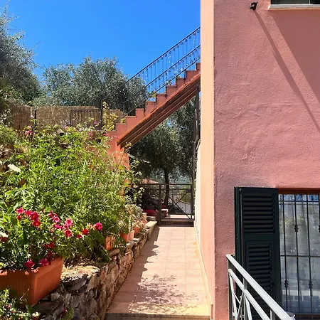 Daire Seaview House Free Parking & Private Garden La Spezia